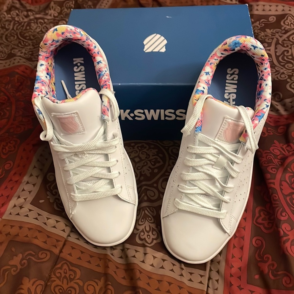 K-Swiss  girls size 7 varsity low white floral brand new